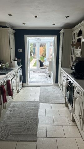 3 Bed Terraced House, Gordon Road, SE15 - Photo 2