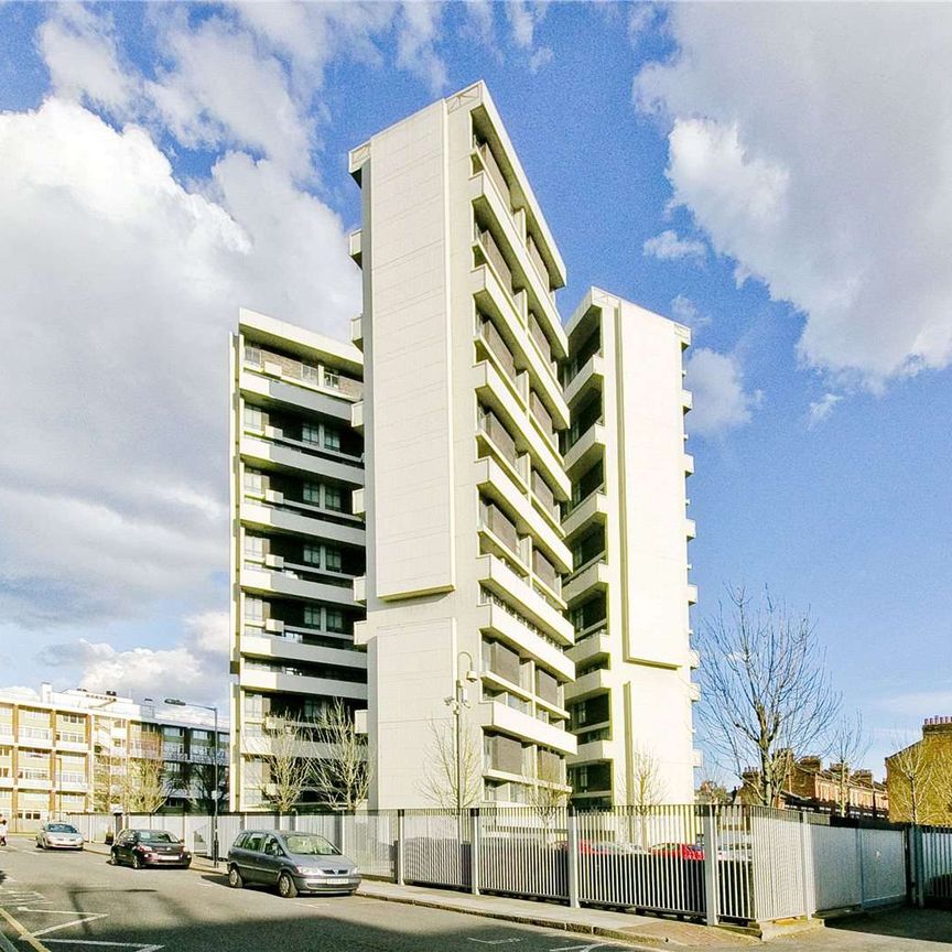 A spilt level apartment in one of Bethnal Green's most sought after and unique developments - Denys Lasdun's Keeling House. - Photo 1