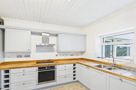 Apt 1, Pier House, 1 Seafront Road - Photo 3