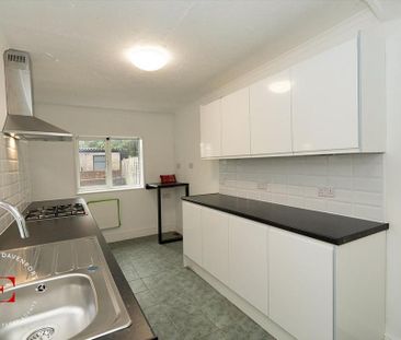 2 bedroom end of terrace house to rent - Photo 5