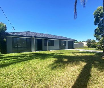 Spacious Family Home in the Heart of Bateau Bay - Photo 1