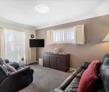 Spacious Family Home - Photo 2