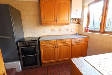 4 bedroom semi-detached house to rent - Photo 4