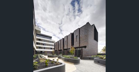 Style, Comfort & Convenience – Your New Roselands Home Awaits - Photo 3