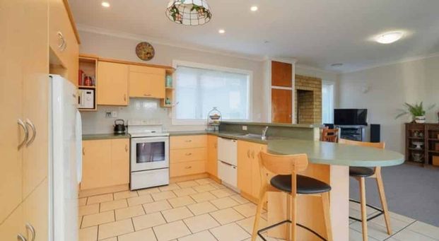 Family living in Waikiwi - Photo 1