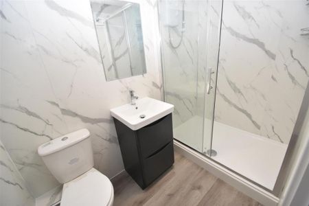 3 bedroom flat to rent - Photo 5