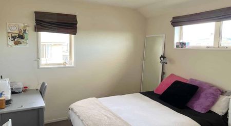 Double glazed newish home - Photo 5