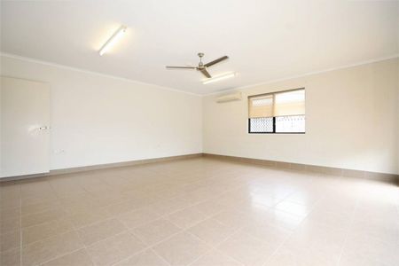 Fully Air Conditioned Home - Garage Converted into Rumpus Room - Photo 2