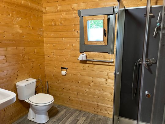 Recente chalet met 2 slaapkamers op rustige locatie - Photo 1