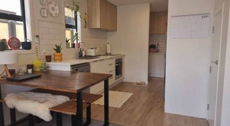 Modern 2-bedroom townhouse in great location - Photo 5