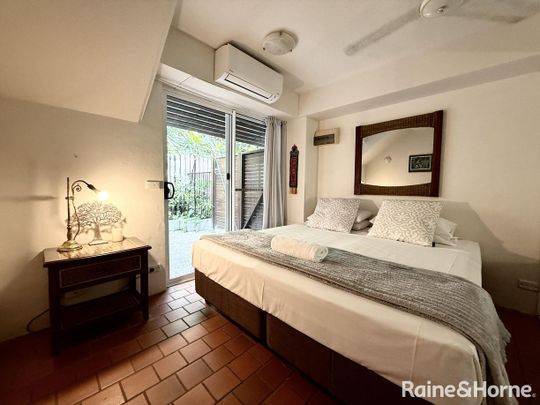 2 BEDROOM : 1 BATHROOM : FULLY FURNISHED : RESORT STYLE LIVING ON MACROSSAN ST - Photo 1