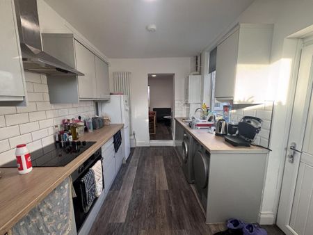 1 bedroom in a house share to rent - Photo 3