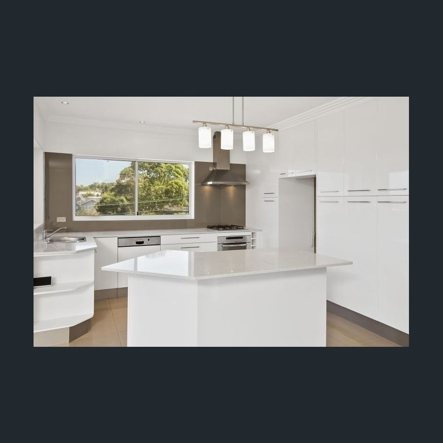 Spacious and Stylish Four-Bedroom Apartment with Harbour Views - Photo 1