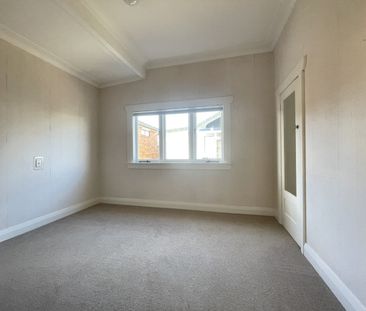 Location! Location! Location! - Photo 4