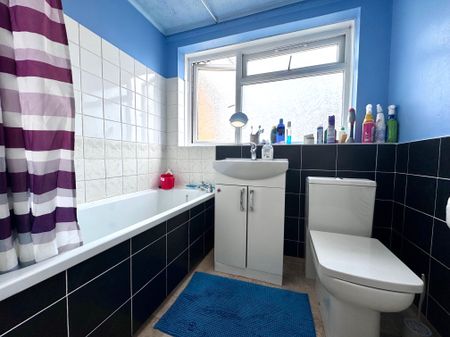 Caswell Close, Farnborough, Hampshire, GU14 - Photo 2