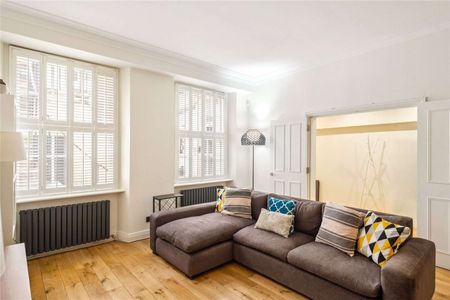 EXCLUSIVELY MANAGED BY SAVILLS. HMO APPROVED. PET FRIENDLY. A newly refurbished three-bedroom flat in a charming period conversion. Hyde Park on your doorstep. - Photo 3