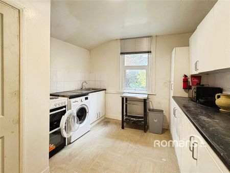 3 bedroom flat to rent - Photo 2