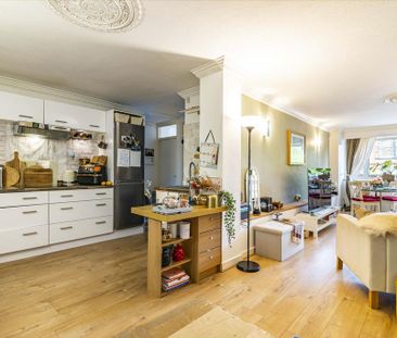 3 bedroom flat to rent - Photo 4
