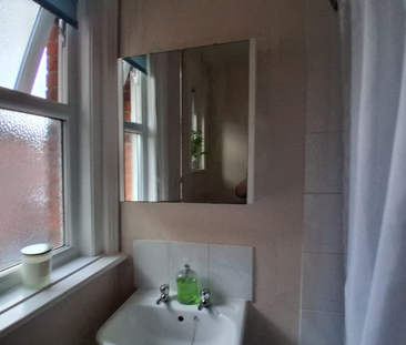 1 bedroom in a flat share to rent - Photo 4