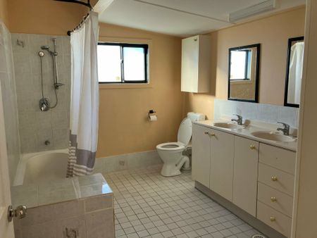 3-Bedroom Home in Narromine - Photo 3