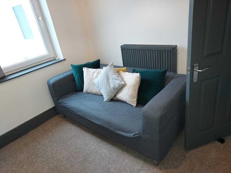 3 bedroom flat to rent - Photo 2