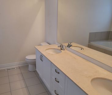 For Lease - 959 Ernest Cousins Circle, Newmarket, Ontario - Photo 5