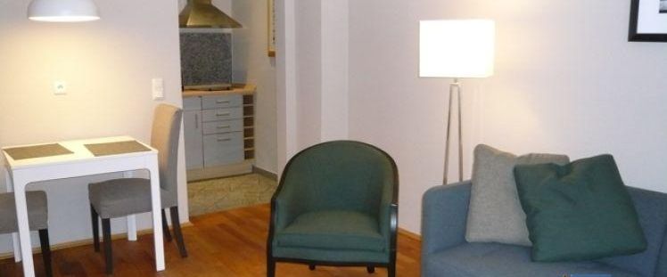 Komplett neu möbliertes Apartment fußläufig zum Bankenviertel - Photo 1