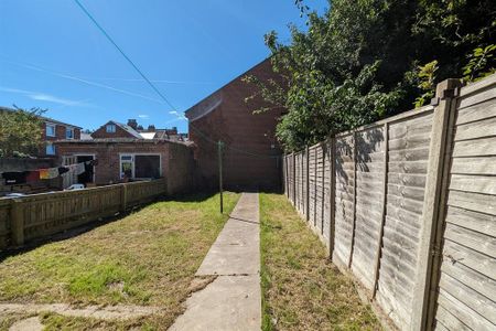 4 bedroom terraced house to rent - Photo 5