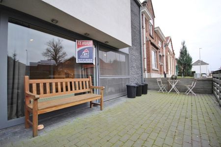 Gelijkvloers appartement met 2 slaapkamers, ruim terras en afgesloten garagebox - Photo 2