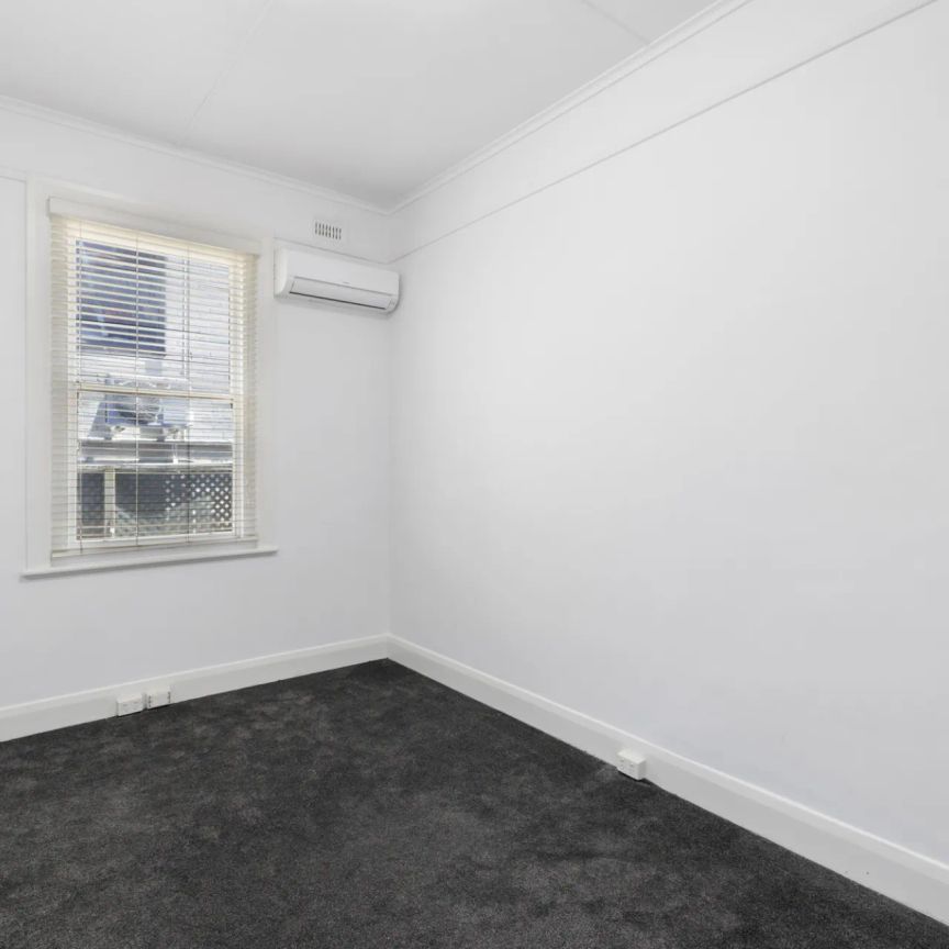 Classic home in quiet street! - Photo 1