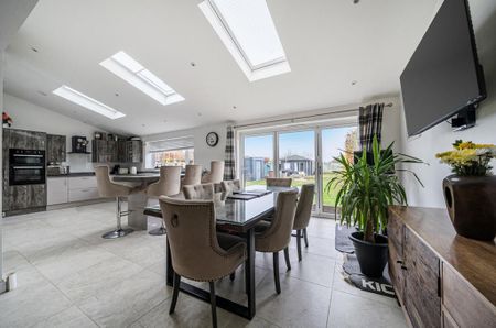 4 bedroom semi-detached house to rent - Photo 3