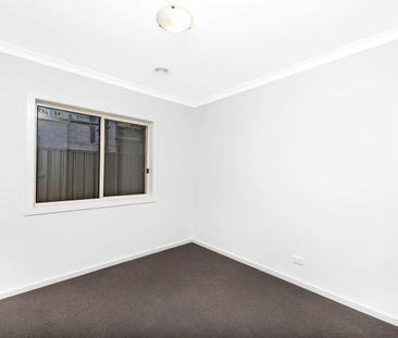 3 Bedroom, 2 Bathroom, double garage House in Googong North - Photo 4