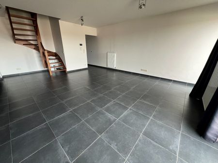 Duplexappartement met 2 slpks, terras en autostaanplaats - Photo 2