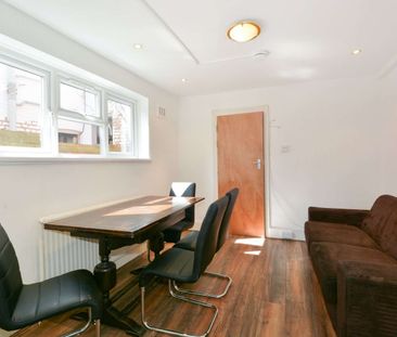 Spacious five bedroom period property in an excellent location. - Photo 1