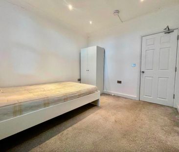 6 Bed Terraced House, Rosebank Road, E17 - Photo 1