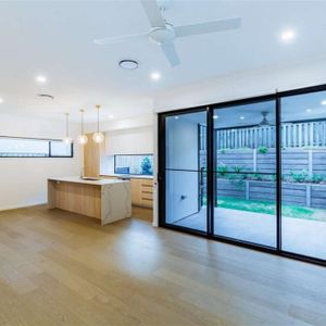 Break Lease Offer - Stunning Townhouse for Rent in Prime Carina Location - Experience Modern Living and Convenience! - Photo 2