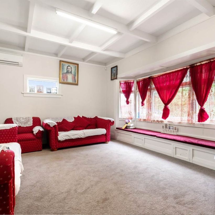 Large bungalow in the heart of Otahuhu! - Photo 1