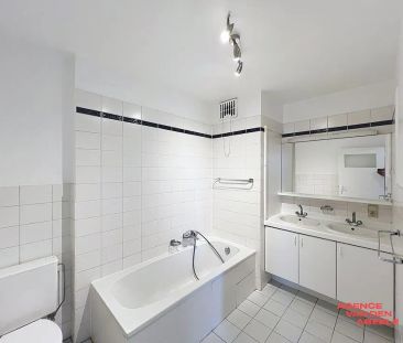 Lichtrijk appartement met zeer ruim terras gelegen te centrum Oostkamp - Photo 5