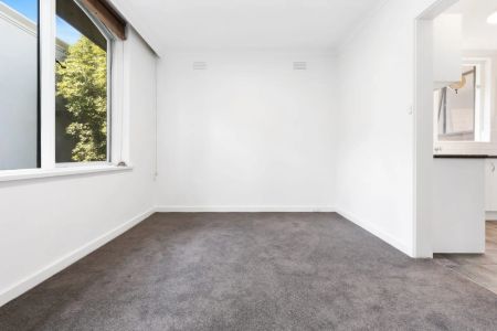 Spacious Two-Bedroom Apartment in Prime Toorak Location - Photo 5