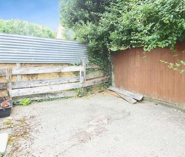 St Clement Close, Uxbridge, UB8 - Photo 3