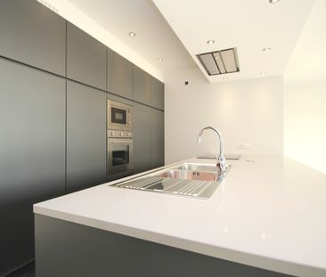 Halfopen woning met 3 slaapkamers en grote tuin! - Foto 5