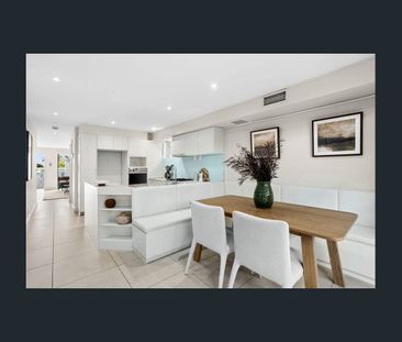 Immaculate Townhouse with Harbour Views and Private Outdoor Spaces - Photo 4
