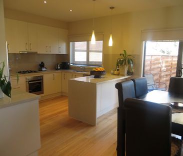 2/2 Rhonda Street, Mount Waverley VIC 3149 - Townhouse For Rent | D... - Photo 5
