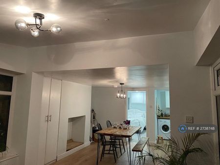 1 bedroom flat to rent - Photo 2