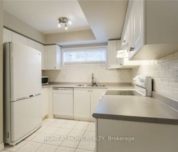 Condo Townhouse For Lease | S8125846 - Photo 5