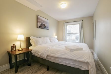 **BEAUTIFUL** 2 Bedroom Main Unit in St. Catharines!! - Photo 3
