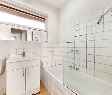 Light and spacious first floor two-bedroom apartment! - Photo 3
