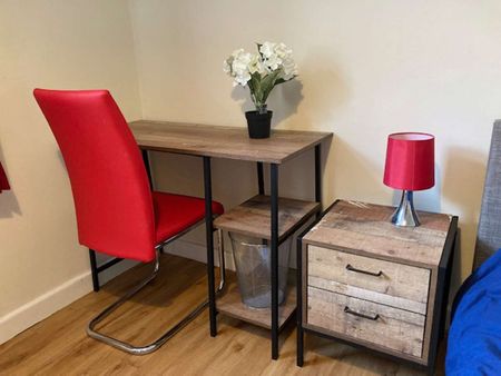 Eastgate Street Room 4 - Photo 5