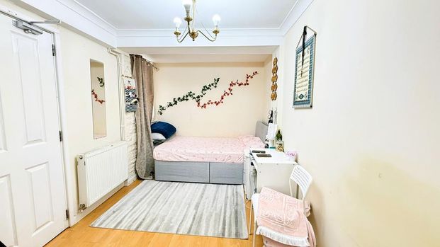 1 bedroom in a house share to rent - Photo 1