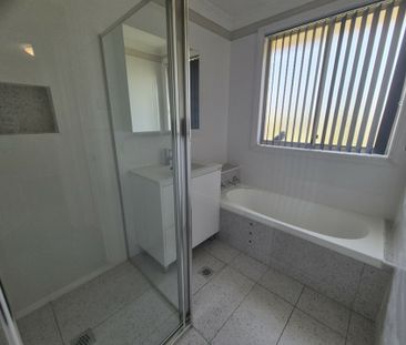 Neat and Tidy 3 Bedroom Double Story Townhouse! - Photo 6